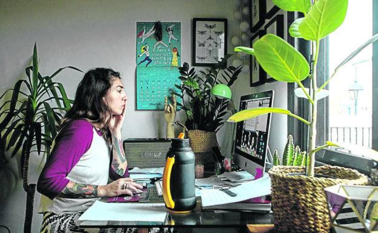 Una mujer teletrabajando durante el confinamiento.