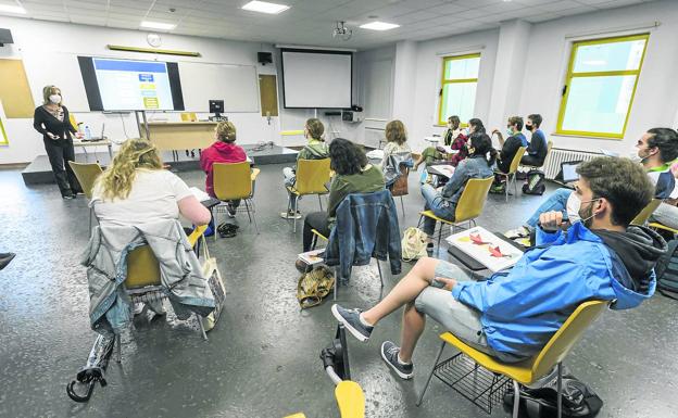 Bertha Gutiérrez Rodilla imparte una de las clases del curso de 'Escritura científica', en el campus de Las Llamas. roberto ruiz