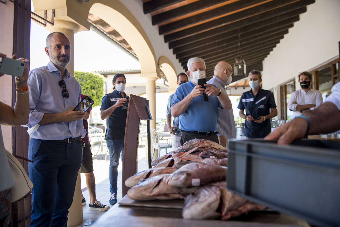 Sevilla, Cádiz y Málaga han acogido la tercera edición del Encuentro de los Mares, un congreso itinerante e interactivo que en esta ocasión ha abordado aspectos relacionados con la reforestación marítima y los beneficios que se derivan de ella y ha estrechado vínculos entre científicos, chefs, pescadores, periodistas y responsables de empresas, todos ellos comprometidos con la sostenibilidad. Porque el futuro de la humanidad, en gran medida, pasa por los océanos y, en función del estado de salud que éstos presenten, la población podrá seguir alimentándose, genera riqueza y bienestar. Como señaló Benjamín Lana, presidente de la división de Gastronomía de Vocento, grupo organizador del evento, «lo que le pase al mar es lo que nos pasará a nosotros como especie». Y en este contexto, la gastronomía cuenta con una importante influencia social, ya que la cocina necesita a la ciencia y a la ciencia le viene muy bien la cocina porque le da visibilidad. 