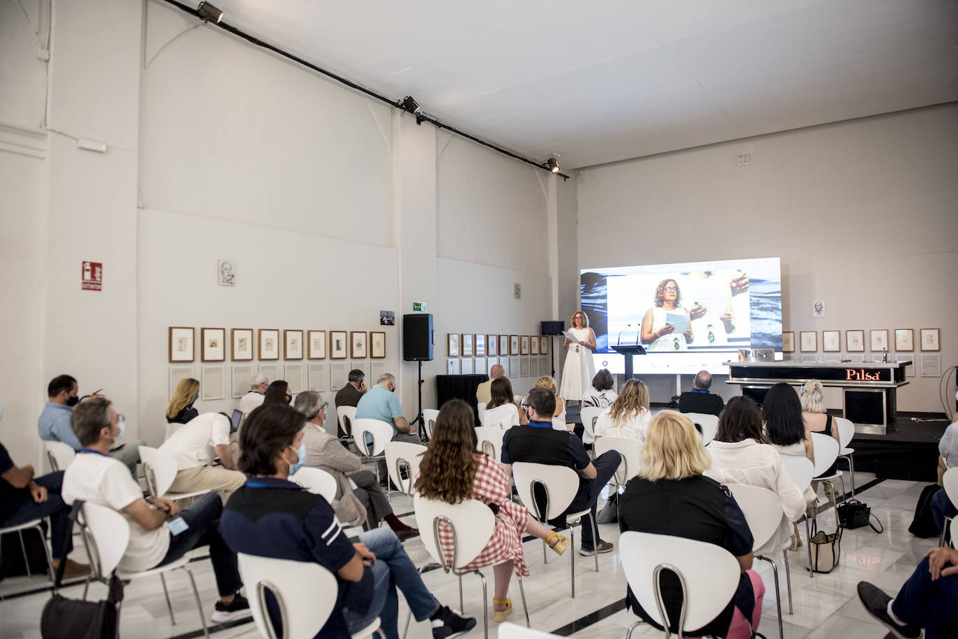 Sevilla, Cádiz y Málaga han acogido la tercera edición del Encuentro de los Mares, un congreso itinerante e interactivo que en esta ocasión ha abordado aspectos relacionados con la reforestación marítima y los beneficios que se derivan de ella y ha estrechado vínculos entre científicos, chefs, pescadores, periodistas y responsables de empresas, todos ellos comprometidos con la sostenibilidad. Porque el futuro de la humanidad, en gran medida, pasa por los océanos y, en función del estado de salud que éstos presenten, la población podrá seguir alimentándose, genera riqueza y bienestar. Como señaló Benjamín Lana, presidente de la división de Gastronomía de Vocento, grupo organizador del evento, «lo que le pase al mar es lo que nos pasará a nosotros como especie». Y en este contexto, la gastronomía cuenta con una importante influencia social, ya que la cocina necesita a la ciencia y a la ciencia le viene muy bien la cocina porque le da visibilidad. 