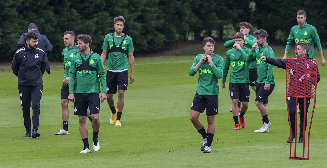 Los jugadores inician la pretemporada tras someterse a pruebas covid y disputarán siete partidos amistosos para llegar en «óptimas condiciones» a su debut liguero. El primer ensayo estival será ante el Sporting B en Galizano el viernes 23 de julio, a las 19.00 horas