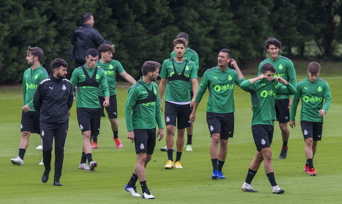 Los jugadores inician la pretemporada tras someterse a pruebas covid y disputarán siete partidos amistosos para llegar en «óptimas condiciones» a su debut liguero. El primer ensayo estival será ante el Sporting B en Galizano el viernes 23 de julio, a las 19.00 horas