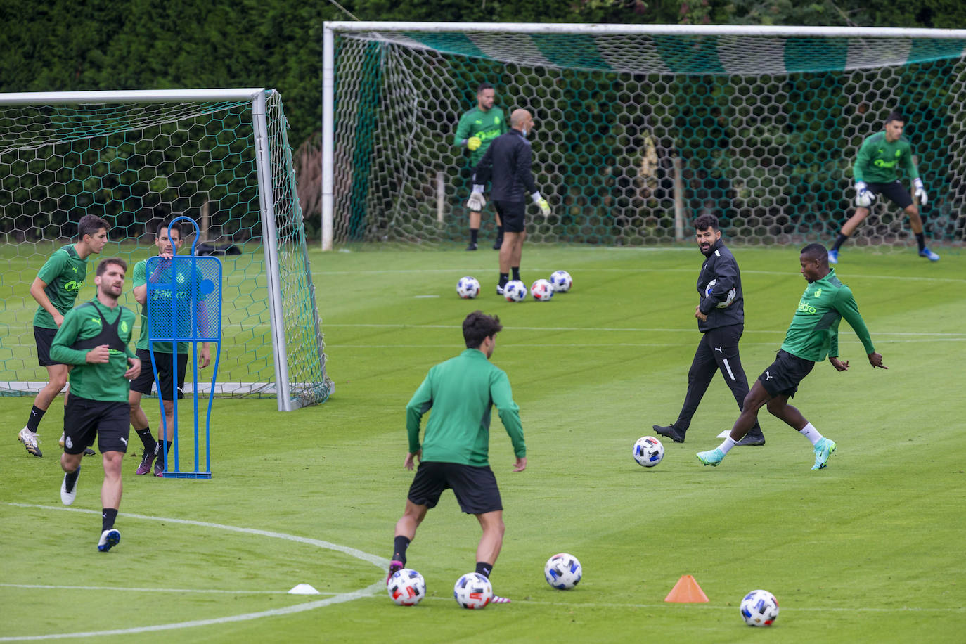 Los jugadores inician la pretemporada tras someterse a pruebas covid y disputarán siete partidos amistosos para llegar en «óptimas condiciones» a su debut liguero. El primer ensayo estival será ante el Sporting B en Galizano el viernes 23 de julio, a las 19.00 horas