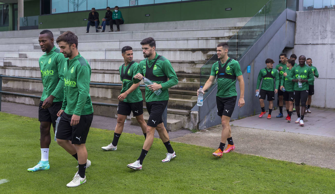 Los jugadores inician la pretemporada tras someterse a pruebas covid y disputarán siete partidos amistosos para llegar en «óptimas condiciones» a su debut liguero. El primer ensayo estival será ante el Sporting B en Galizano el viernes 23 de julio, a las 19.00 horas