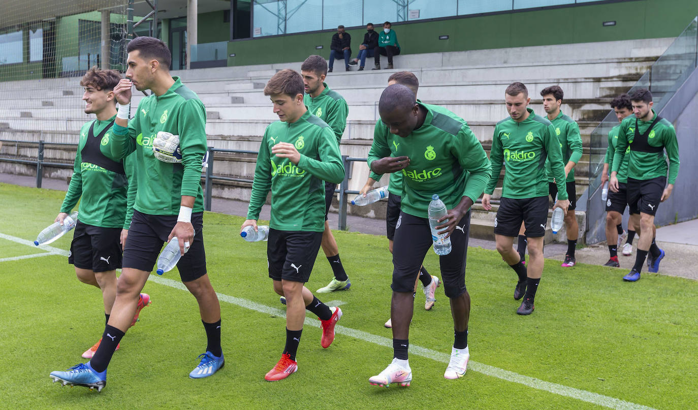 Los jugadores inician la pretemporada tras someterse a pruebas covid y disputarán siete partidos amistosos para llegar en «óptimas condiciones» a su debut liguero. El primer ensayo estival será ante el Sporting B en Galizano el viernes 23 de julio, a las 19.00 horas