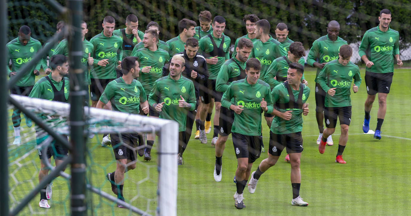 Los jugadores inician la pretemporada tras someterse a pruebas covid y disputarán siete partidos amistosos para llegar en «óptimas condiciones» a su debut liguero. El primer ensayo estival será ante el Sporting B en Galizano el viernes 23 de julio, a las 19.00 horas