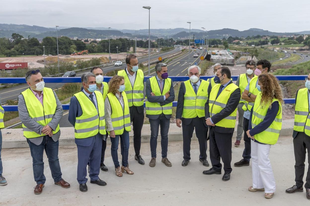 Ábalos, con varios cargos políticos cántabros durante su visita a Torrelavega hace dos semanas. 