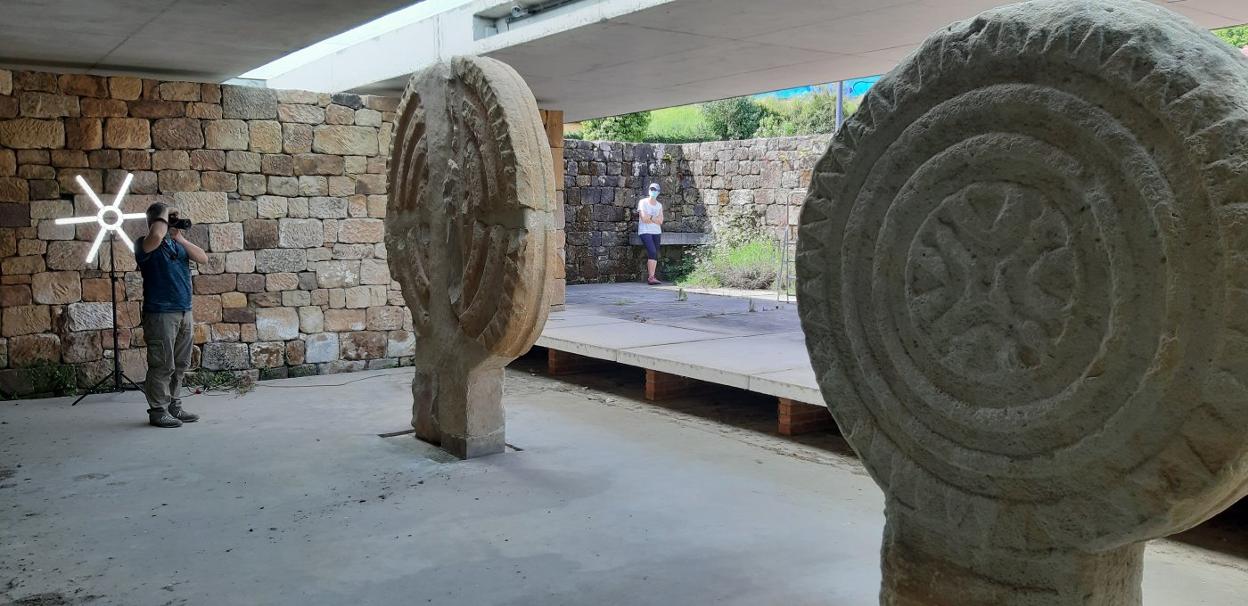 La lluvia cala y la humedad se acumula en las paredes de un edificio que cumple dos décadas de historia. 