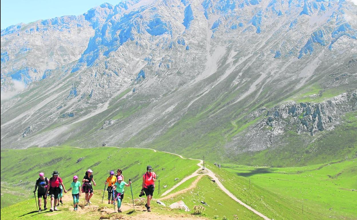 Una familia realiza una ruta por el interior del macizo Central del Parque Nacional de Picos de Europa.