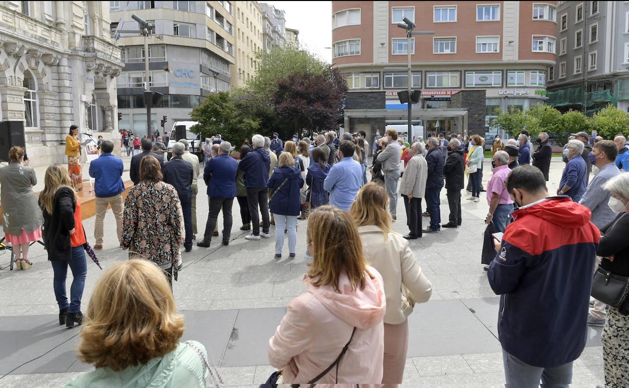 La alcaldesa de Santander lee un manifiesto durante el acto en memoria de Miguel Ángel Blanco.