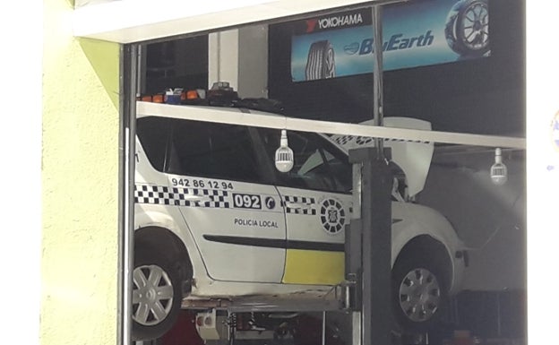 Único vehículo oficial de la Policía Local de Castro en uso, ahora en el taller. 