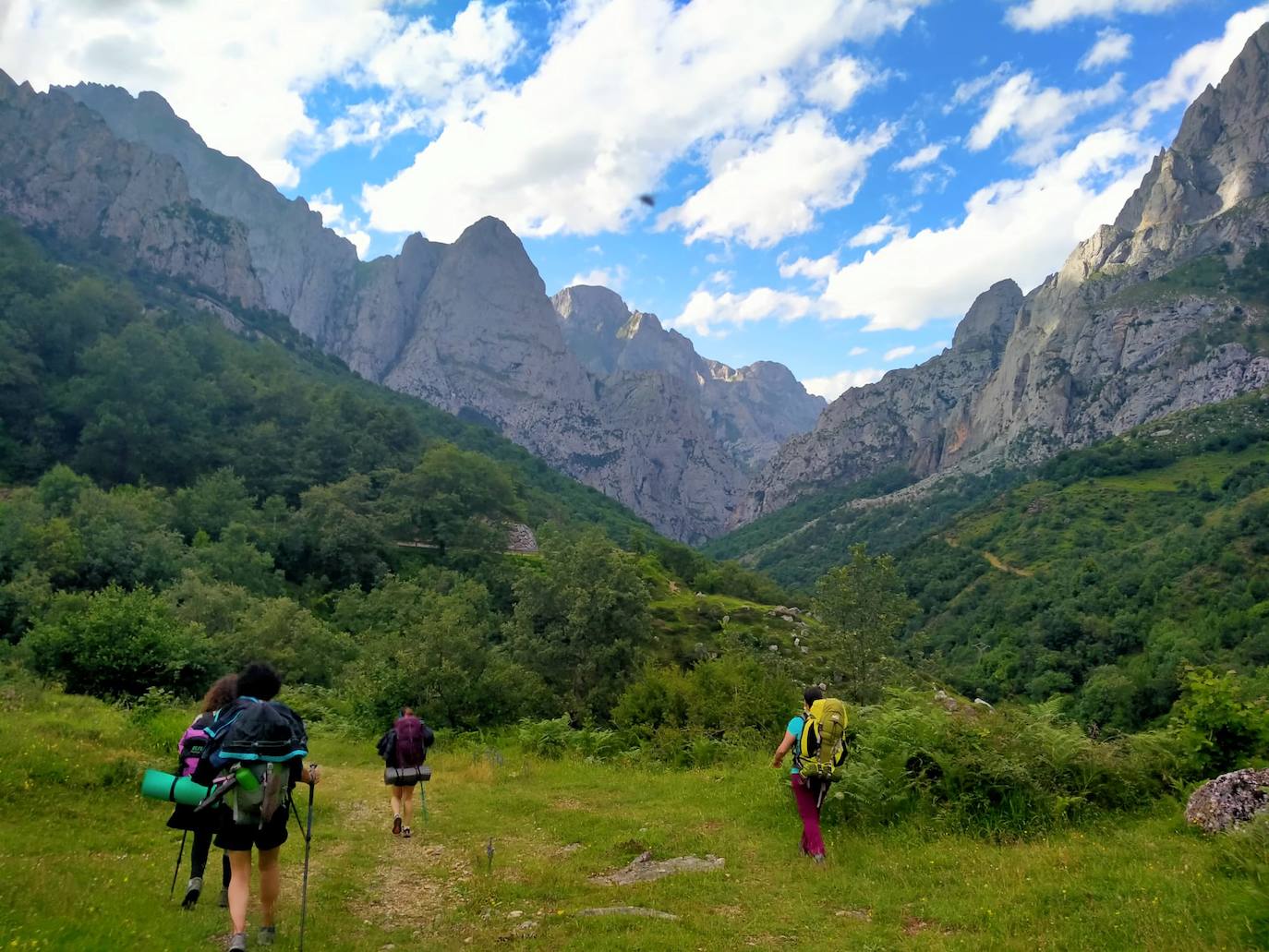 Pertenecen al grupo de Facebook 'Montaña en Femenino' y se han conocido para disfrutar de esta experiencia. Durante el camino confiesan que se han cruzado con montañeros a los que «les chocaba vernos juntas en el monte o, más bien, sin una figura masculina que tutelase al grupo»