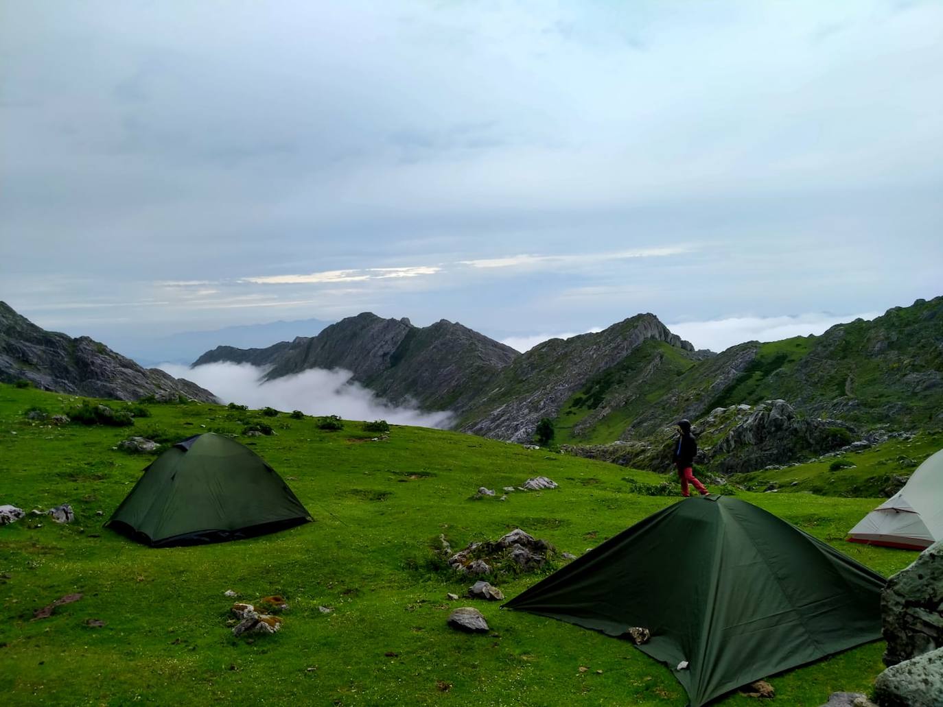 Pertenecen al grupo de Facebook 'Montaña en Femenino' y se han conocido para disfrutar de esta experiencia. Durante el camino confiesan que se han cruzado con montañeros a los que «les chocaba vernos juntas en el monte o, más bien, sin una figura masculina que tutelase al grupo»