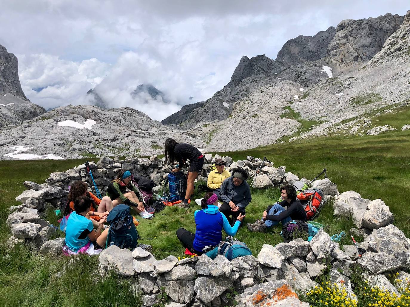 Pertenecen al grupo de Facebook 'Montaña en Femenino' y se han conocido para disfrutar de esta experiencia. Durante el camino confiesan que se han cruzado con montañeros a los que «les chocaba vernos juntas en el monte o, más bien, sin una figura masculina que tutelase al grupo»