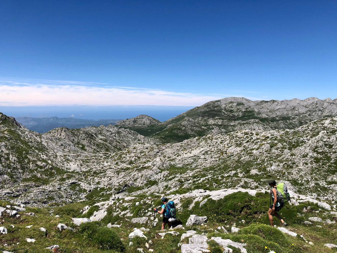 Pertenecen al grupo de Facebook 'Montaña en Femenino' y se han conocido para disfrutar de esta experiencia. Durante el camino confiesan que se han cruzado con montañeros a los que «les chocaba vernos juntas en el monte o, más bien, sin una figura masculina que tutelase al grupo»