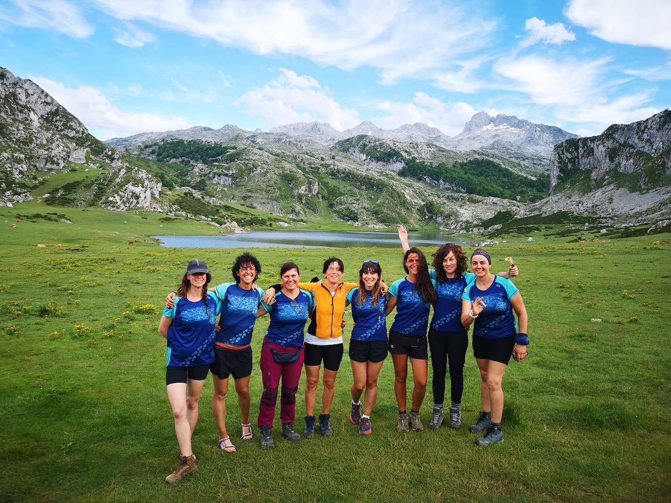 Pertenecen al grupo de Facebook 'Montaña en Femenino' y se han conocido para disfrutar de esta experiencia. Durante el camino confiesan que se han cruzado con montañeros a los que «les chocaba vernos juntas en el monte o, más bien, sin una figura masculina que tutelase al grupo»