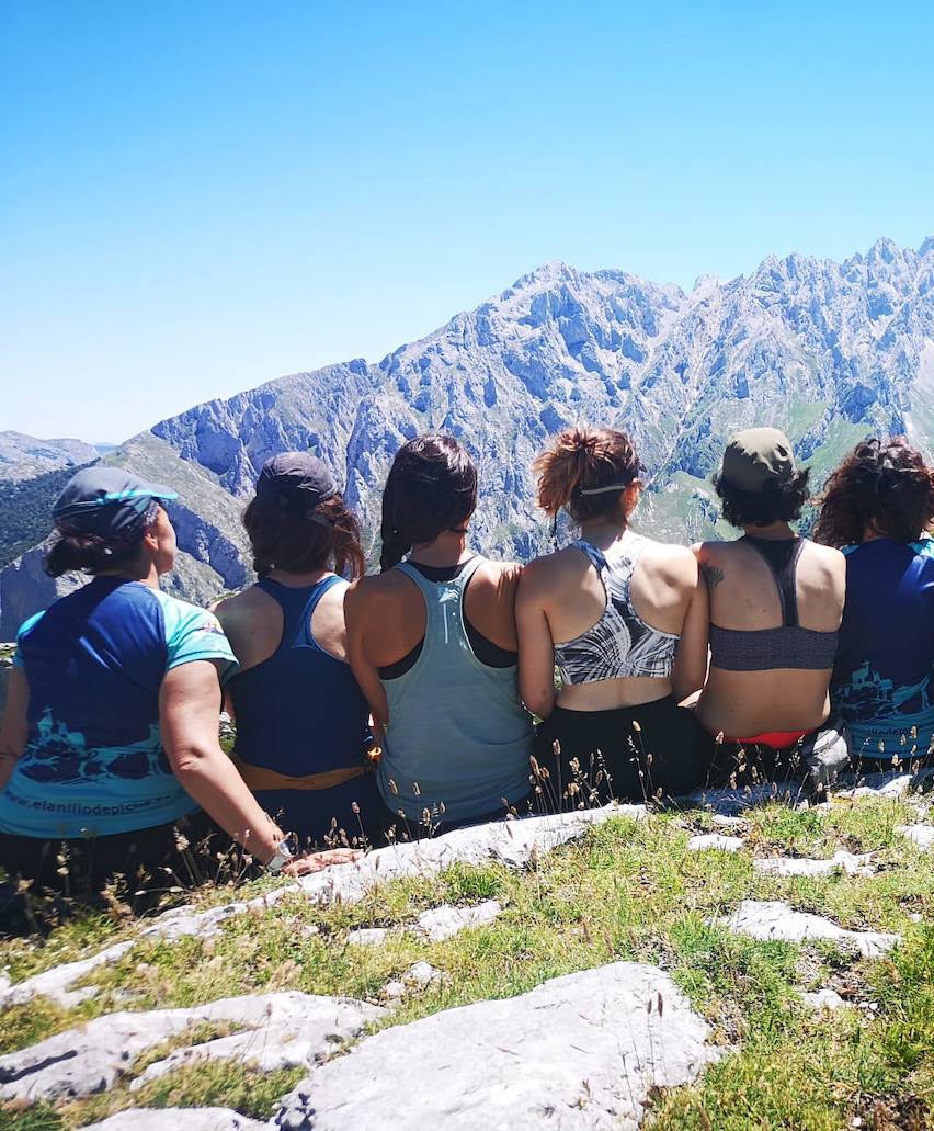 Pertenecen al grupo de Facebook 'Montaña en Femenino' y se han conocido para disfrutar de esta experiencia. Durante el camino confiesan que se han cruzado con montañeros a los que «les chocaba vernos juntas en el monte o, más bien, sin una figura masculina que tutelase al grupo»