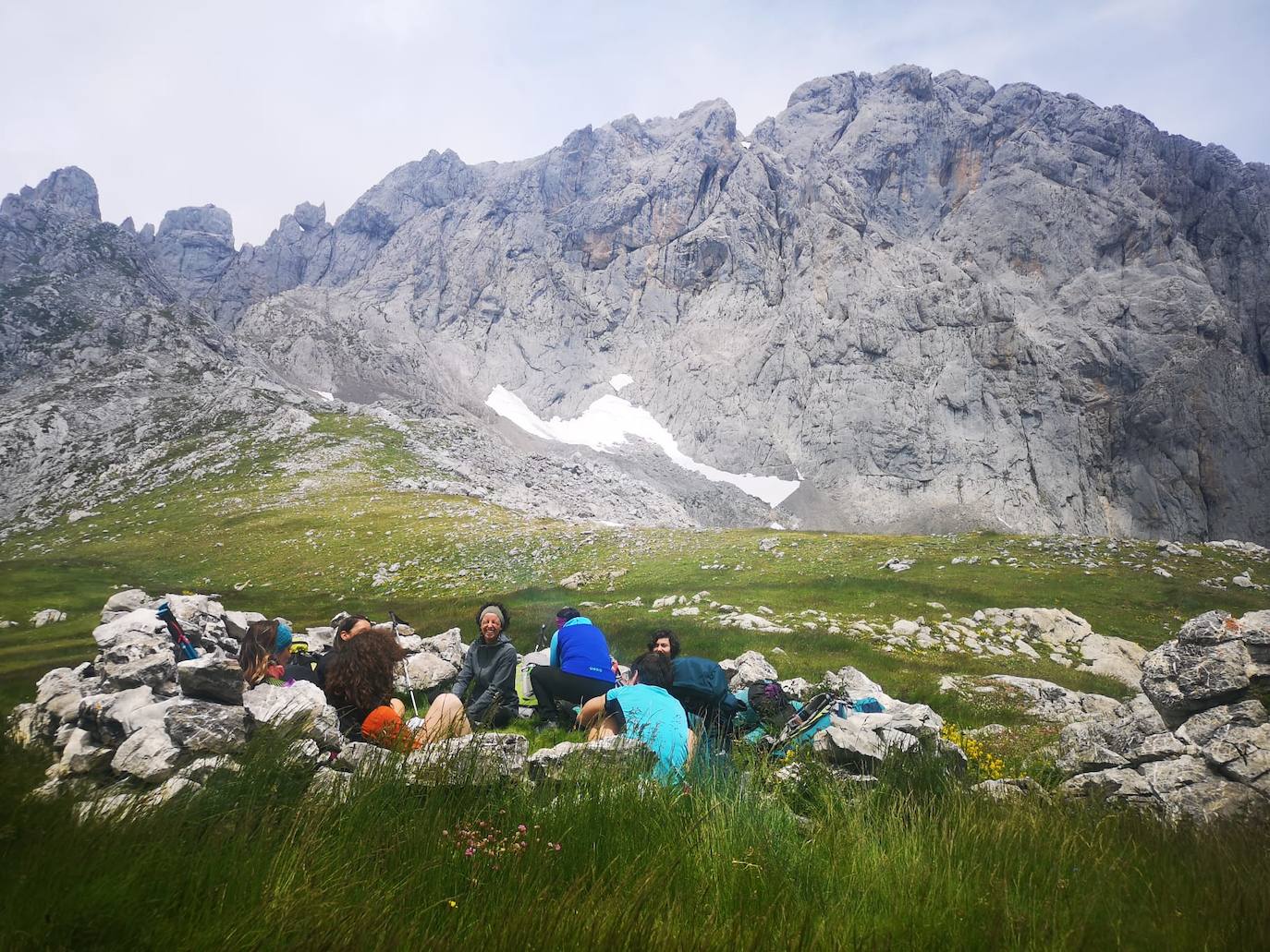 Pertenecen al grupo de Facebook 'Montaña en Femenino' y se han conocido para disfrutar de esta experiencia. Durante el camino confiesan que se han cruzado con montañeros a los que «les chocaba vernos juntas en el monte o, más bien, sin una figura masculina que tutelase al grupo»