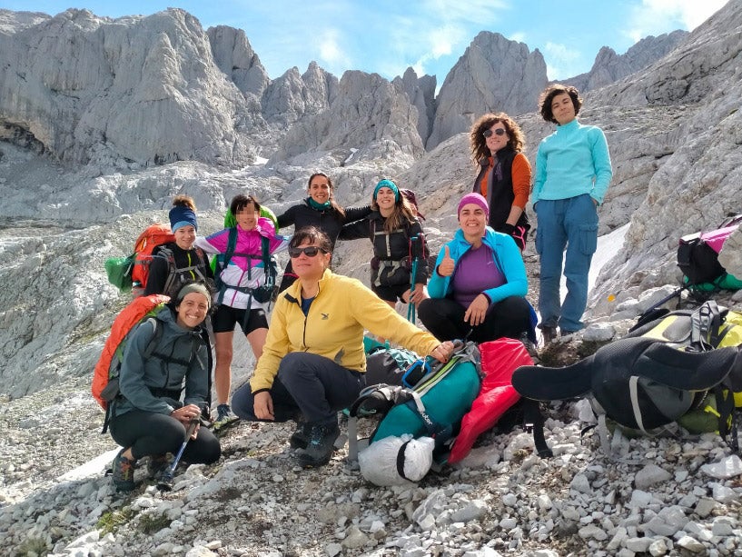 Pertenecen al grupo de Facebook 'Montaña en Femenino' y se han conocido para disfrutar de esta experiencia. Durante el camino confiesan que se han cruzado con montañeros a los que «les chocaba vernos juntas en el monte o, más bien, sin una figura masculina que tutelase al grupo»