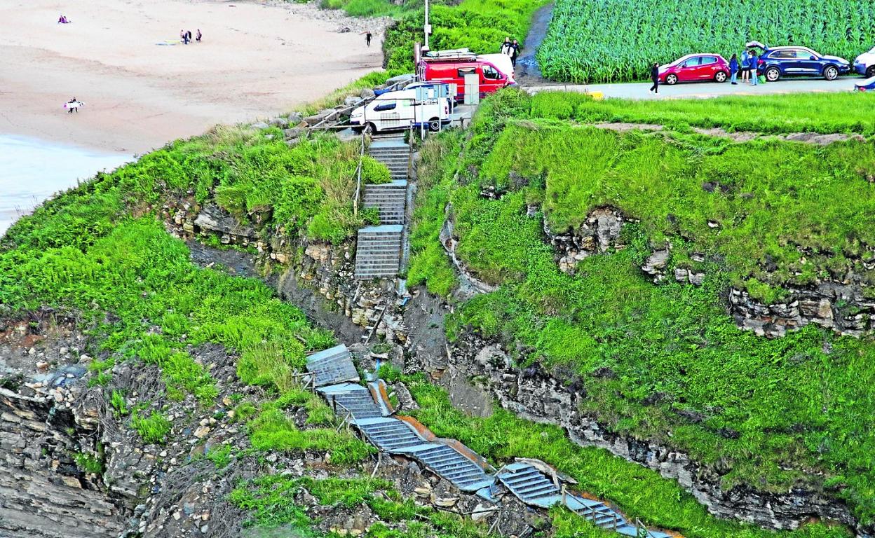 Estado actual de las escaleras, que se desprendieron por los temporales de finales del pasado año. 