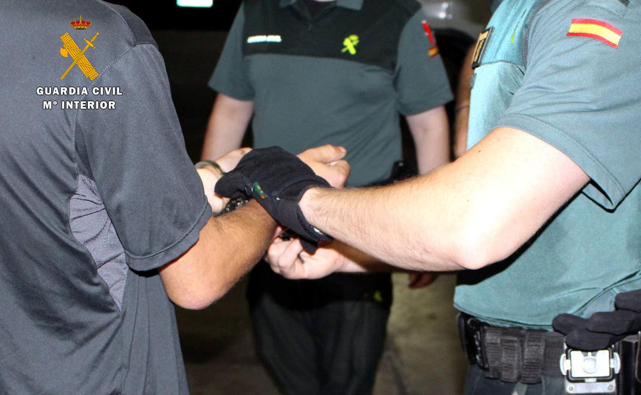 Detenido 'in franganti' por la Guardia Civil cuando estaba robando en un bar de San Vicente