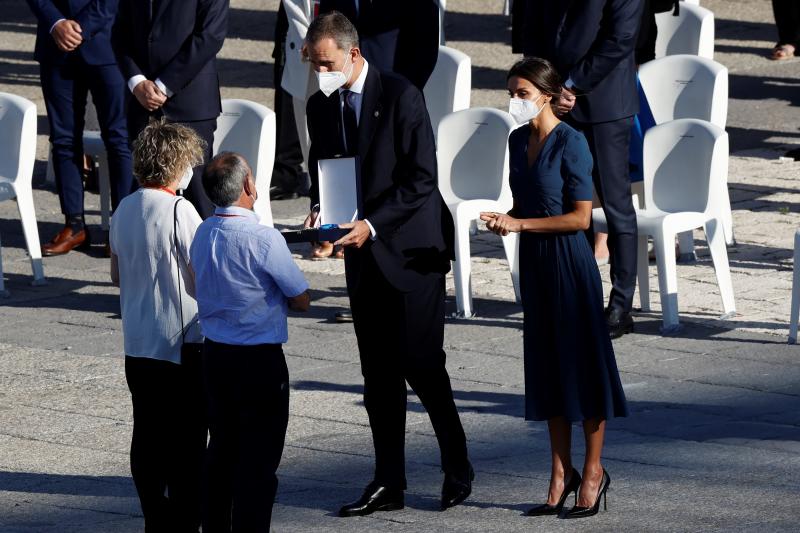 El rey Felipe VI y la reina Letizia, entregan una de las cuatro Grandes Cruces de la Orden del Mérito Civil, en representación de todas y todos los sanitarios homenajeados