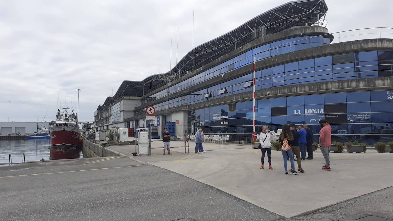 Familiares y vecinos de Santoña, a primera hora de la mañana esperando noticias en el puerto.