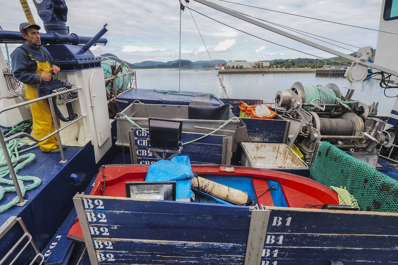 Momento en el que el Siempre al Alba, pesquero que rescató a cinco de los tripulantes del Maremi, llega al puerto de Santoña con un bote del barco siniestrado y chalecos salvavidas de los marineros, material que pudieron sacar del agua