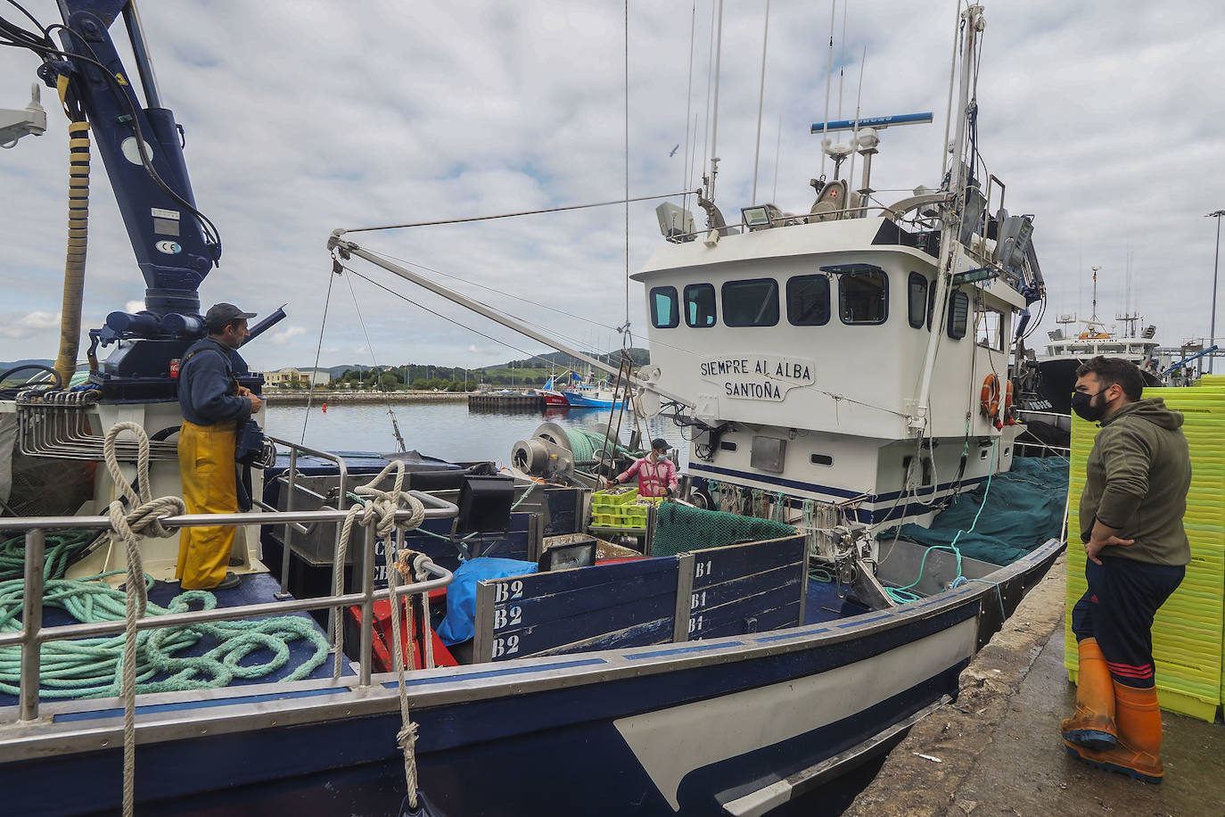 Momento en el que el Siempre al Alba, pesquero que rescató a cinco de los tripulantes del Maremi, llega al puerto de Santoña con un bote del barco siniestrado y chalecos salvavidas de los marineros, material que pudieron sacar del agua