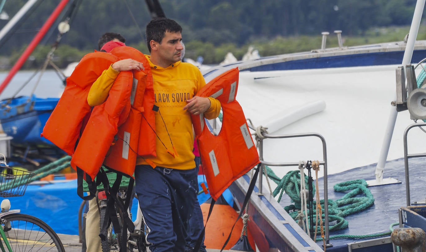 Momento en el que el Siempre al Alba, pesquero que rescató a cinco de los tripulantes del Maremi, llega al puerto de Santoña con un bote del barco siniestrado y chalecos salvavidas de los marineros, material que pudieron sacar del agua