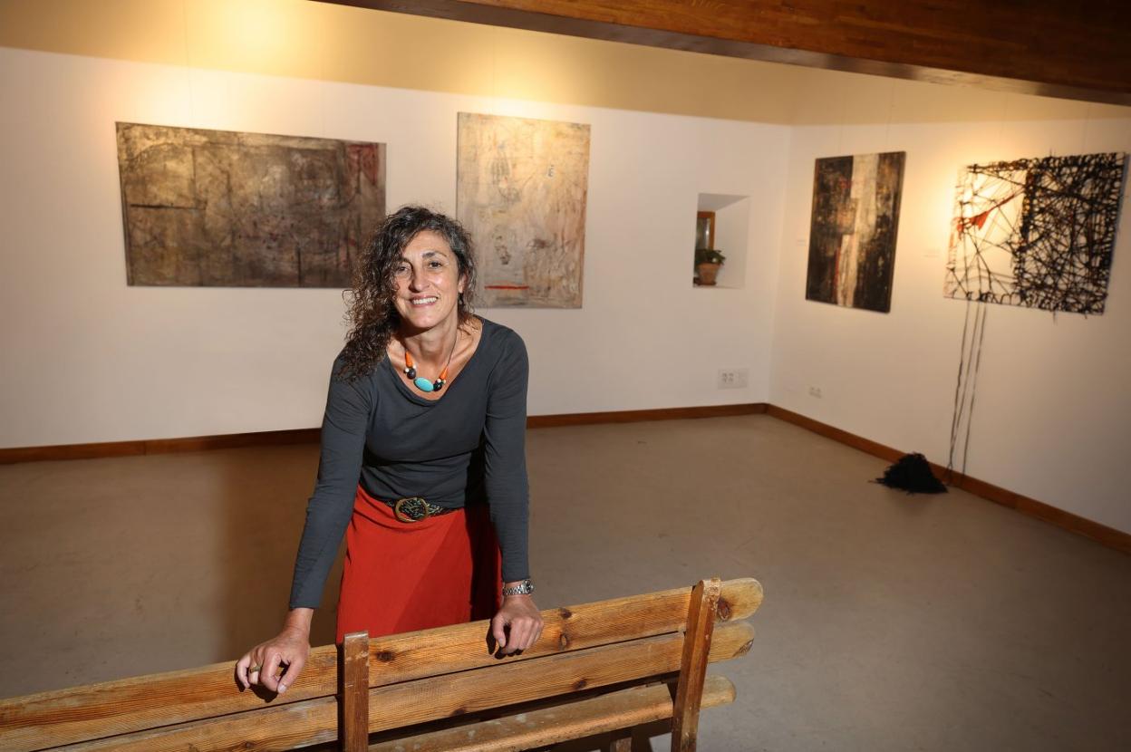 María Marqués posa con sus obras en la Casa Gótica de Mazcuerras, donde participa en la presente edición de Aselart. 