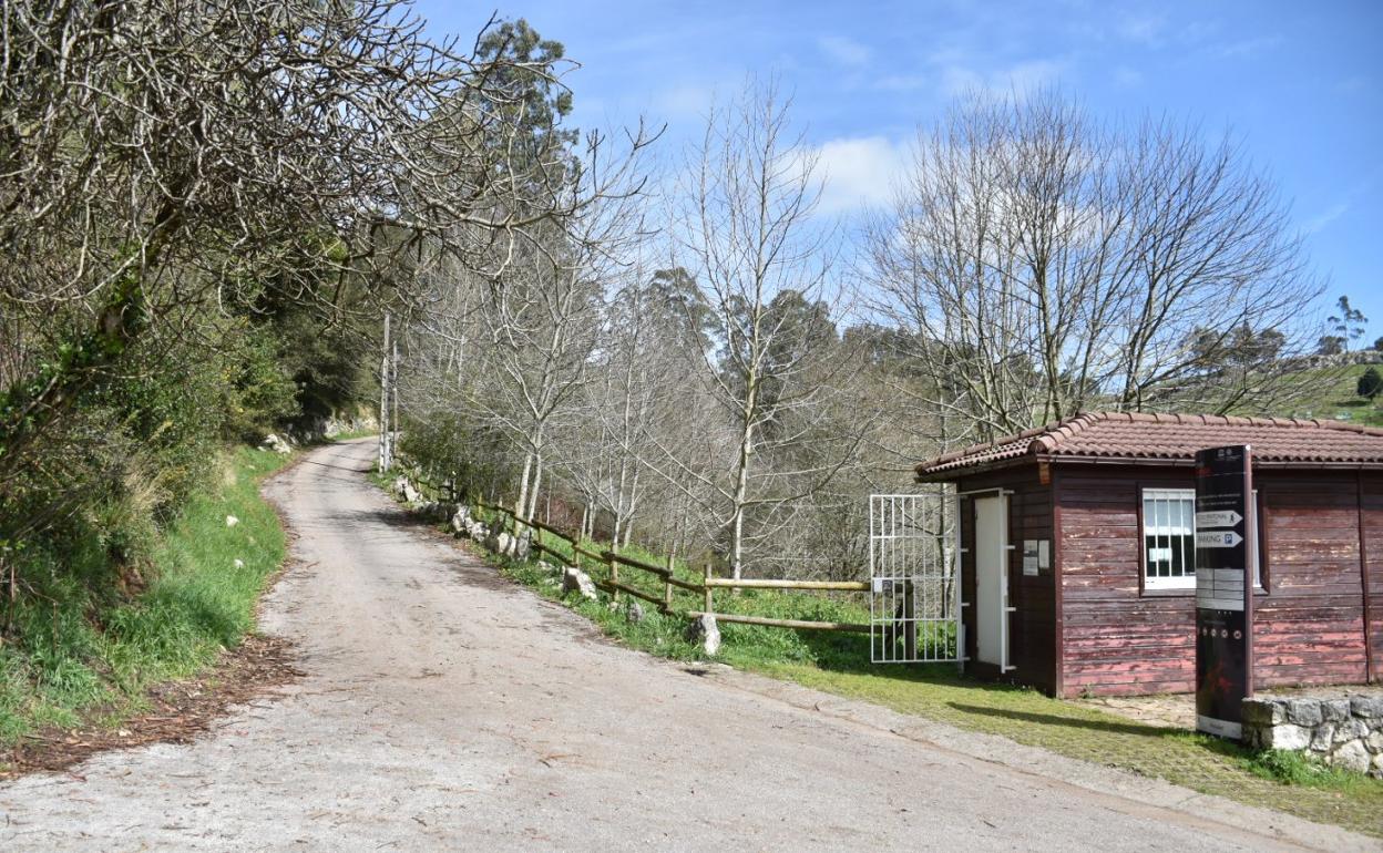 Una vista de la carretera de El Pendo en su tramo más próximo a la cavidad, en Escobedo (Camargo).