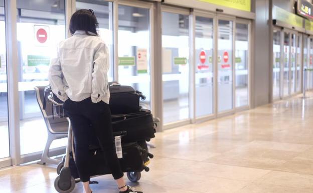 Una persona espera en el aeropuerto 