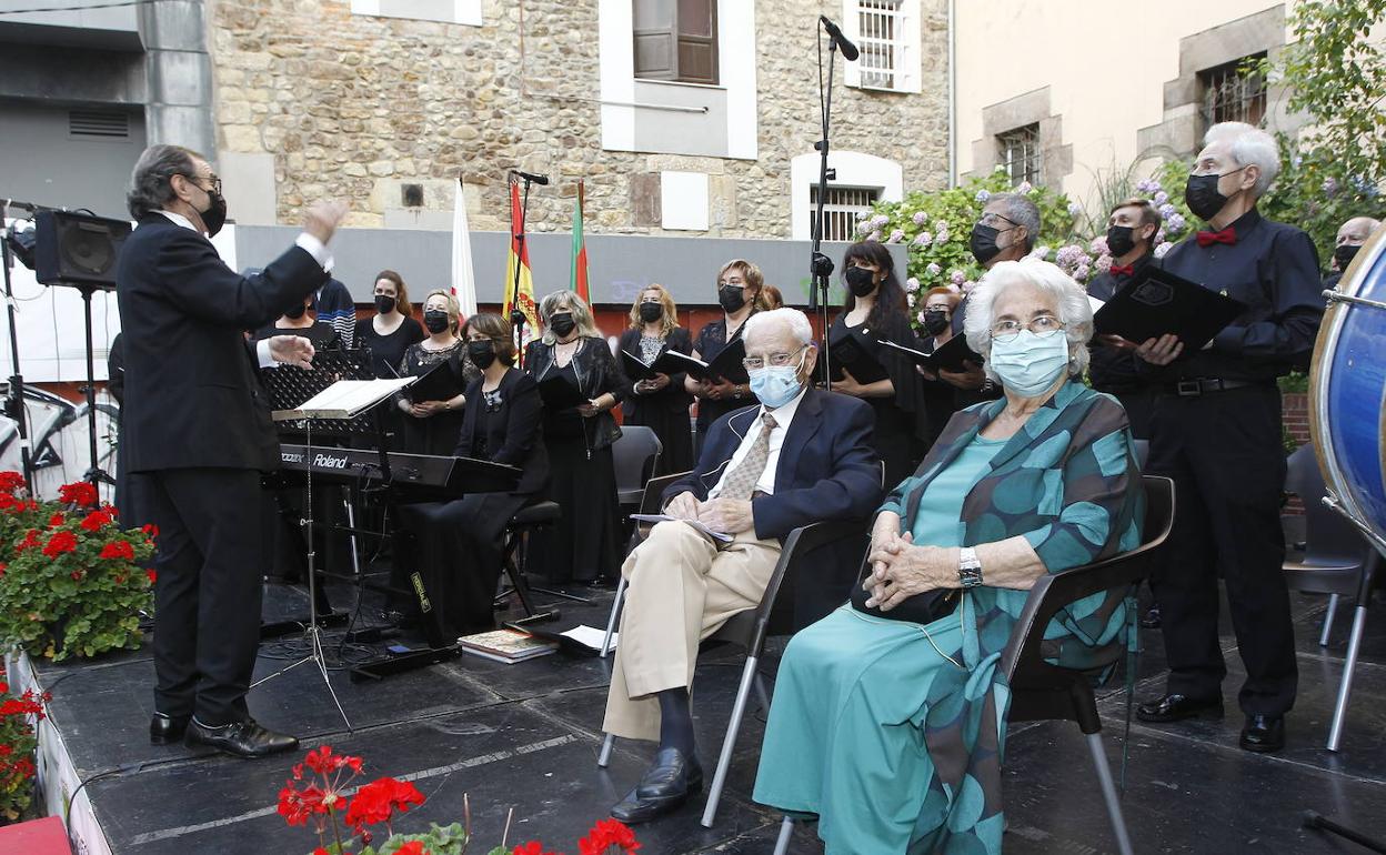 Jaime Revuelta y María Luisa Andrea, sentados, durante el acto de la Sociedad Coral.