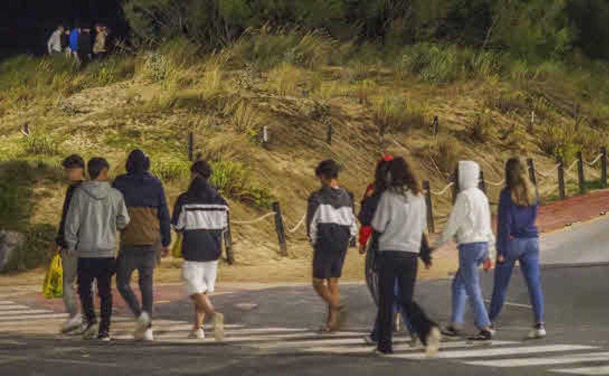 Un grupo de jóvenes realiza un botellón en Noja