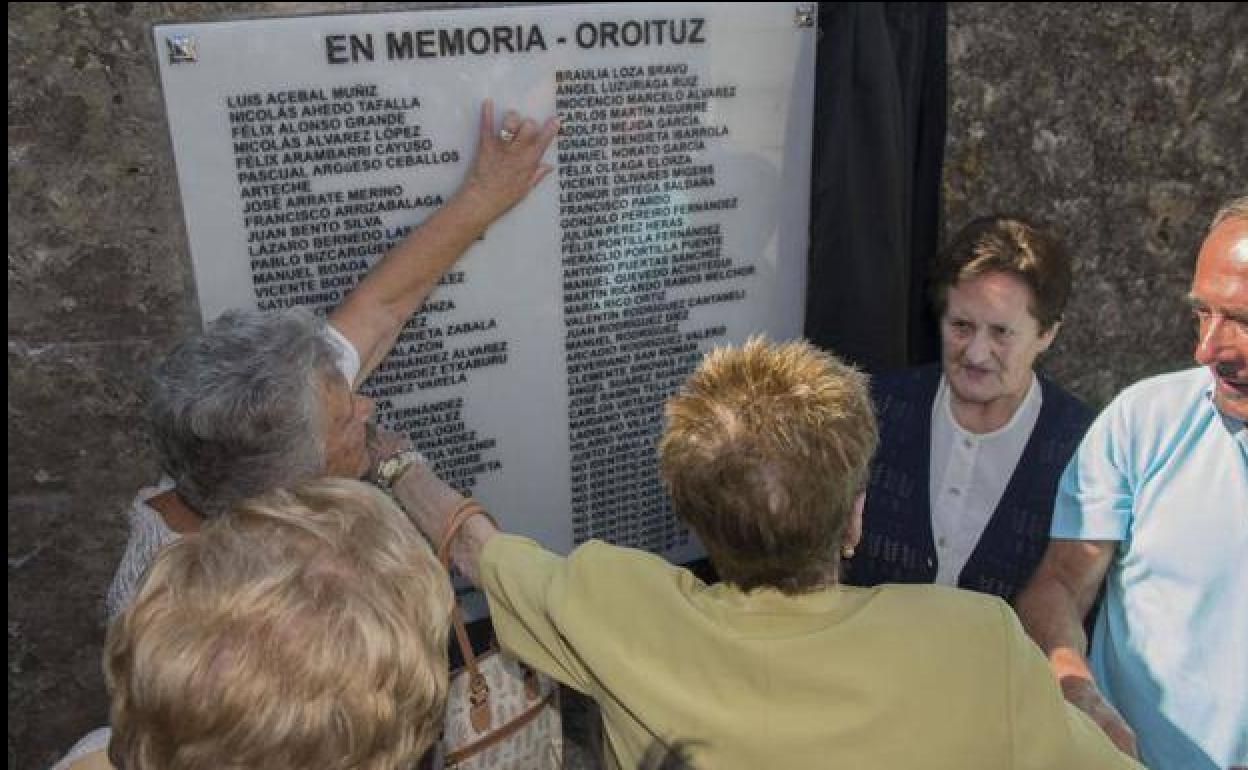 Los familiares destapan la placa en memoria de las víctimas de la represión localizadas en una fosa común de Limpias.