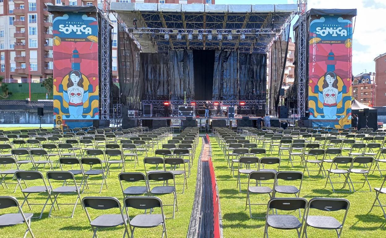 El escenario y los asientos están preparados para el arranque del Festival Sónica.