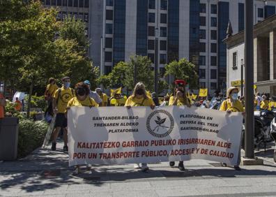 Imagen secundaria 1 - La plataforma por el tren a Bilbao exige recuperar el servicio de la tarde y otras frecuencias prepandemia