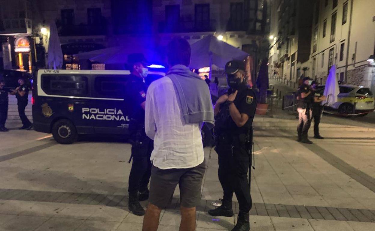 Cañadío, anoche, poco antes de que entrara en vigor la prohibición de permanecer en la calle.