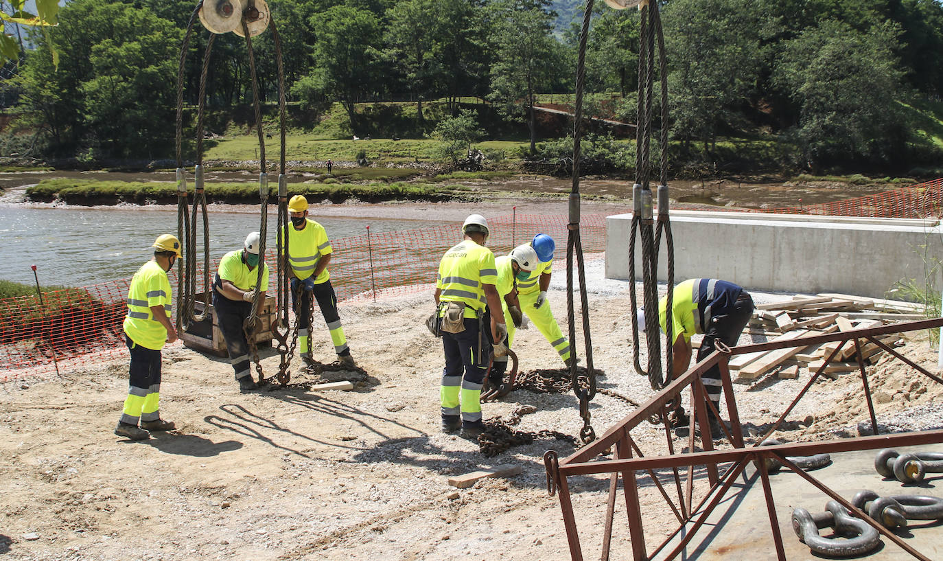 Fotos: Obras Públicas retira el puente de hierro