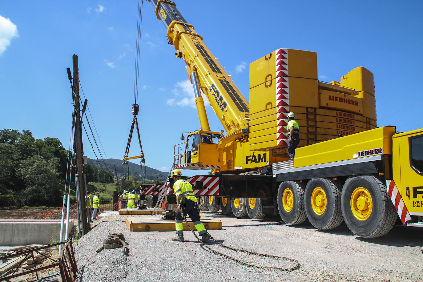 Fotos: Obras Públicas retira el puente de hierro