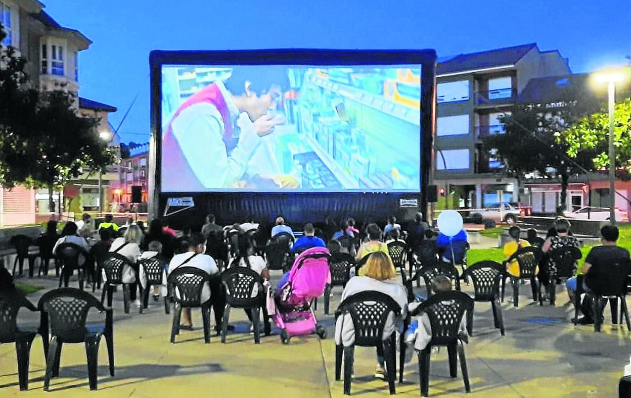 La sesión inaugural fue 'Jumanji, siguiente nivel' en la plaza de la Estación de Sarón, donde llegó a haber durante toda la noche cerca de cien personas con distancias. 