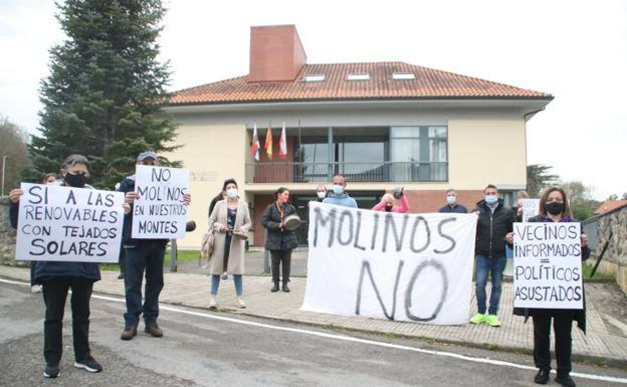 Imagen de archivo de una protesta vecinal contra los proyectos eólicos.