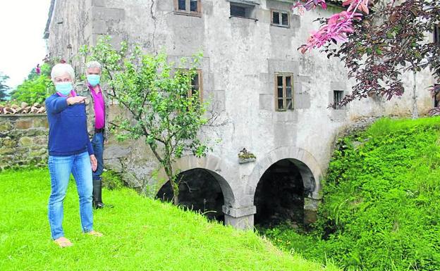 Rosa García y Francisco Campuzano junto al molino donde viven.