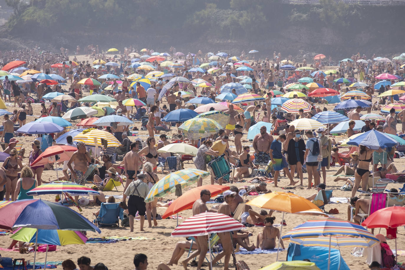 Fotos: Las playas de El Sardinero, abarrotadas este domingo