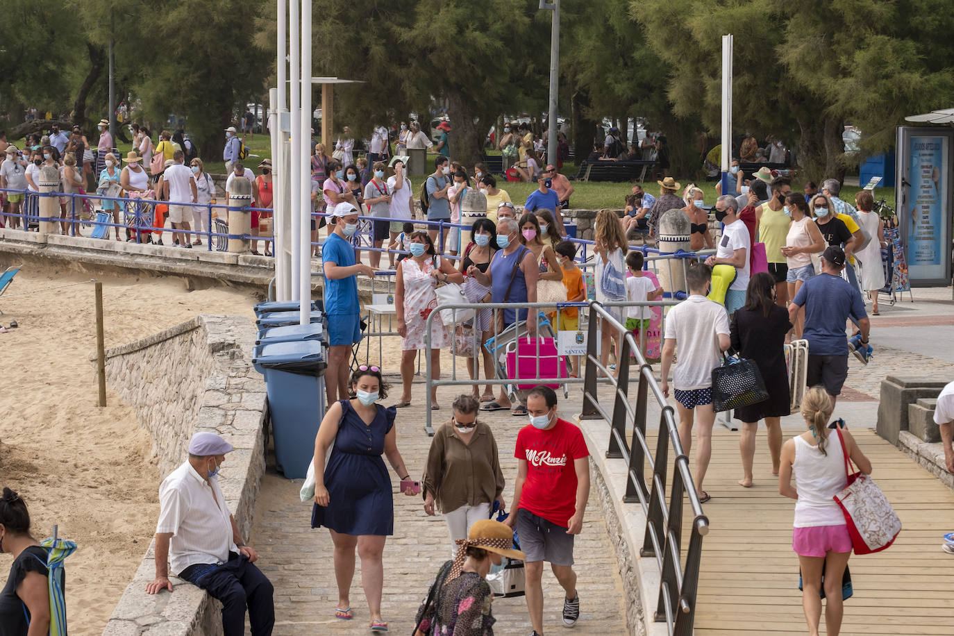 Fotos: Las playas de El Sardinero, abarrotadas este domingo