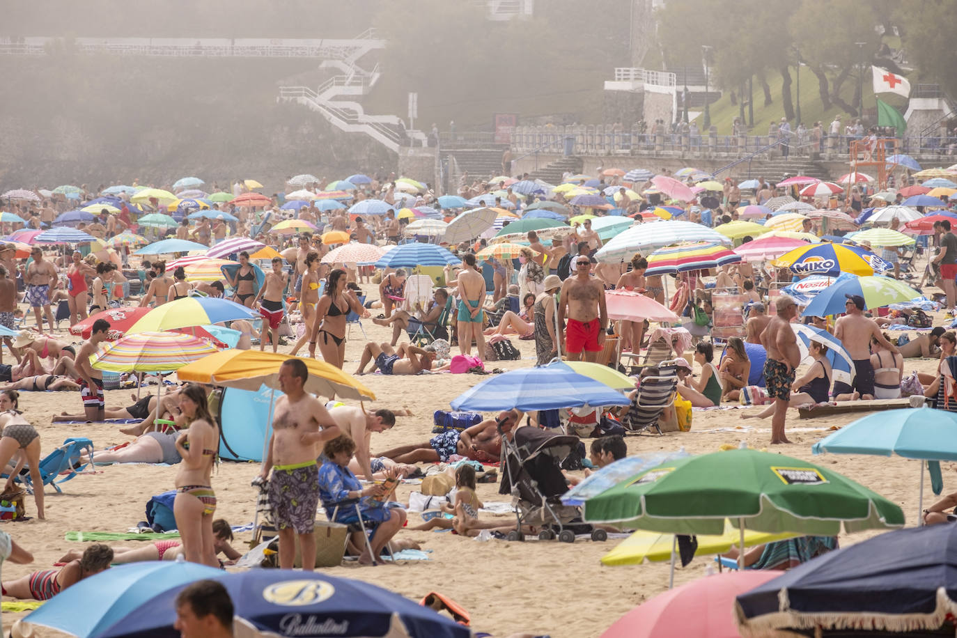 Fotos: Las playas de El Sardinero, abarrotadas este domingo