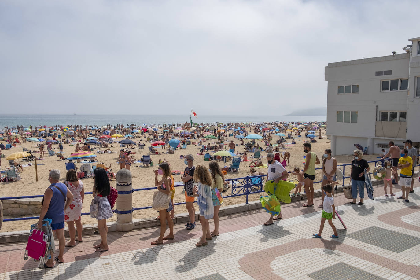 Fotos: Las playas de El Sardinero, abarrotadas este domingo