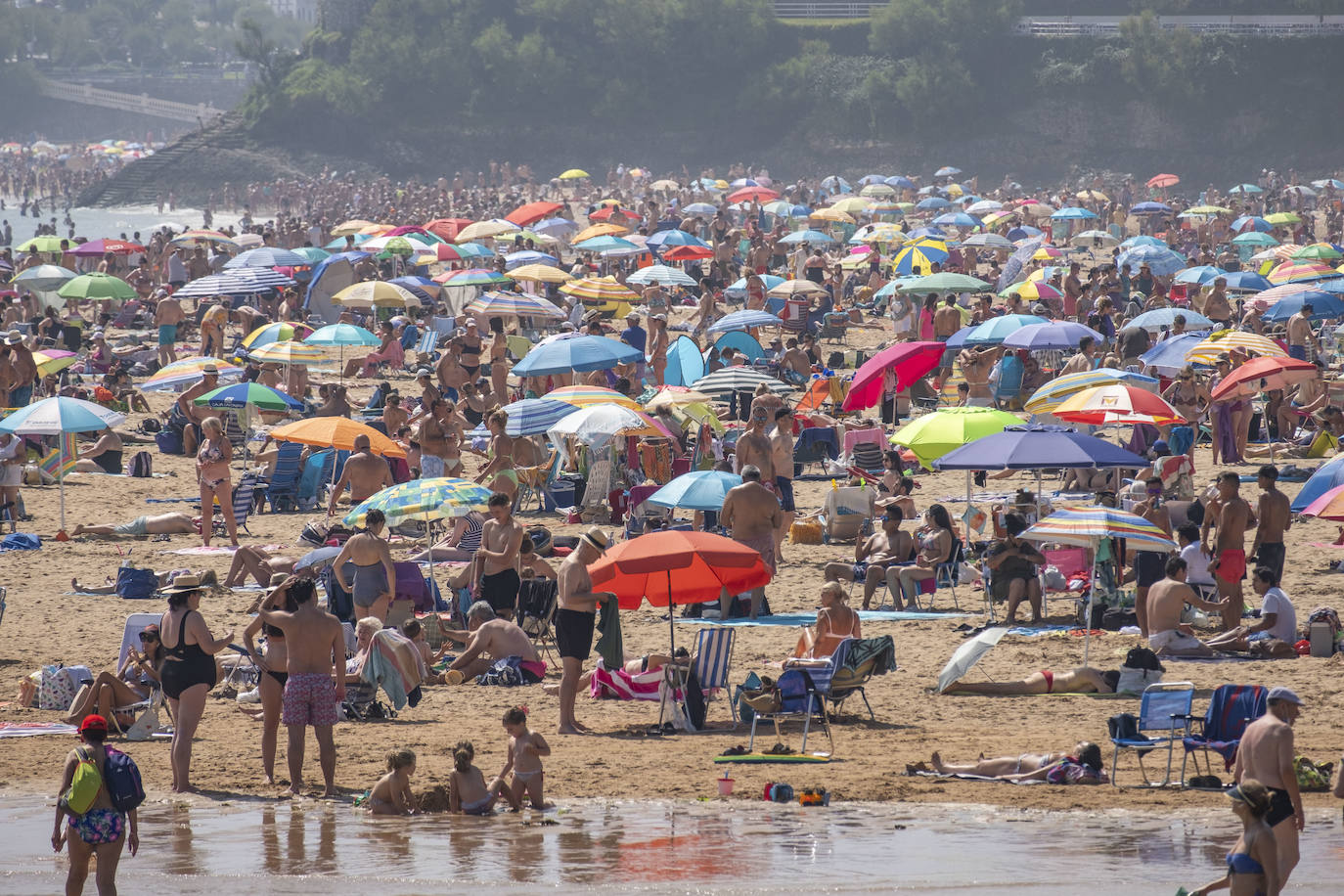 Fotos: Las playas de El Sardinero, abarrotadas este domingo