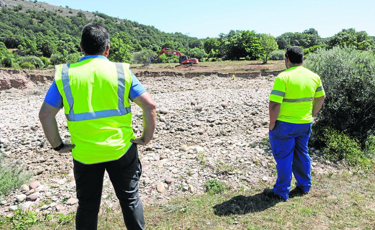 Los trabajos, que han comenzado hace unos días, retranquearán las motas que estrechan el cauce. 